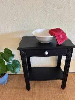 Petite console Art déco revisitée – bois noir mat avec tiroir