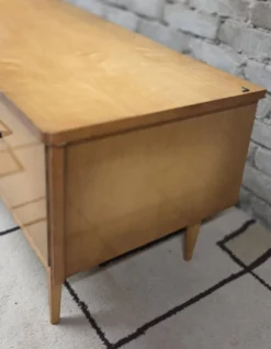 Petite enfilade vintage années 50/60 en bois blond – pieds fuselés