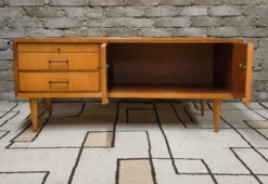 Petite enfilade vintage années 50/60 en bois blond – pieds fuselés