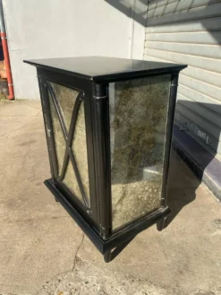 Petite meuble noir