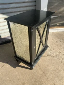 Petite meuble noir