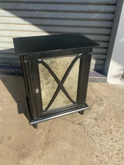 Petite meuble noir