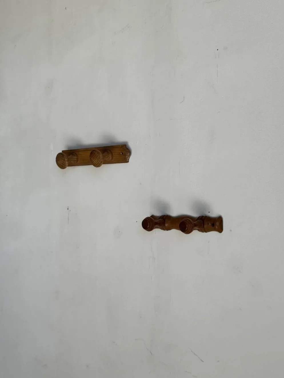 Petite patère à deux accroches en pin boutons ronds plats H8