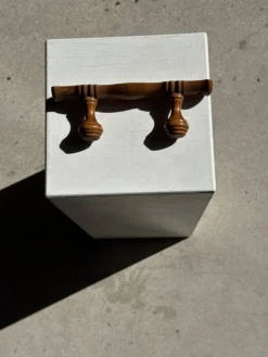 Petite patère à deux accroches en pin boutons ronds plats H8