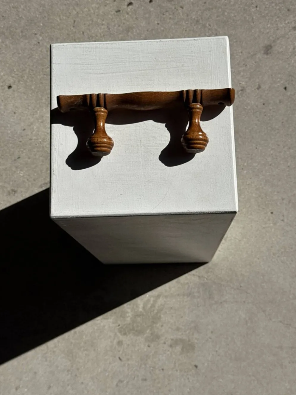 Petite patère à deux accroches en pin boutons ronds plats H8