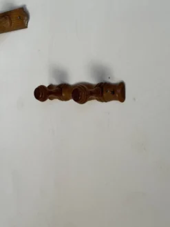 Petite patère à deux accroches en pin boutons ronds plats H8