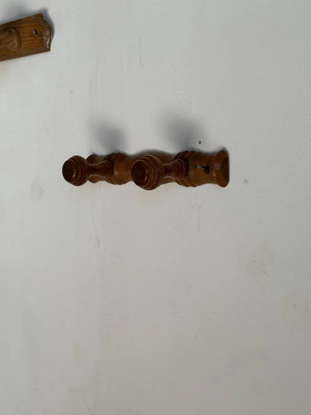 Petite patère à deux accroches en pin boutons ronds plats H8