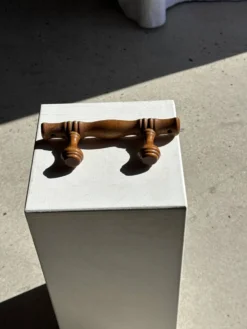 Petite patère à deux accroches en pin boutons ronds plats H8