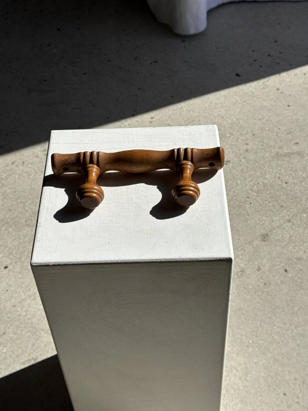Petite patère à deux accroches en pin boutons ronds plats H8