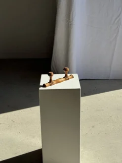 Petite patère à deux accroches en pin boutons ronds plats H8