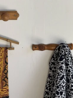 Petite patère à deux accroches en pin boutons ronds plats H8