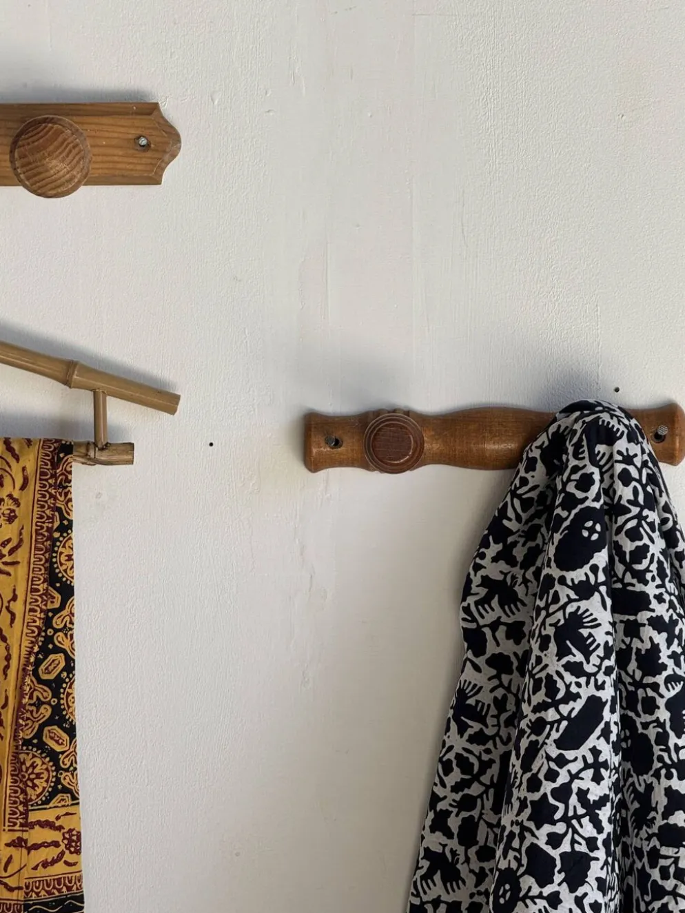 Petite patère à deux accroches en pin boutons ronds plats H8