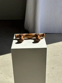 Petite patère à deux accroches en pin boutons ronds plats H8
