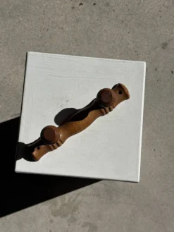 Petite patère à deux accroches en pin boutons ronds plats H8