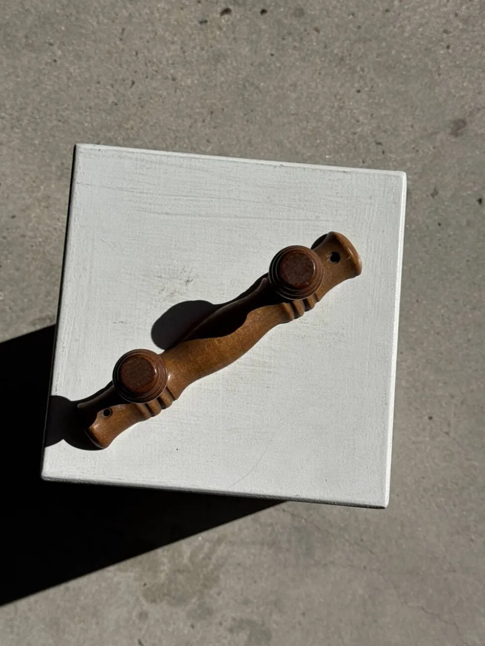 Petite patère à deux accroches en pin boutons ronds plats H8