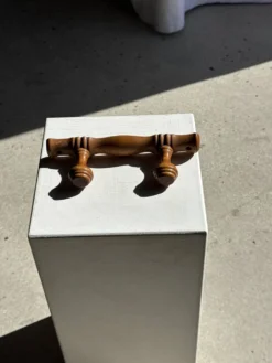 Petite patère à deux accroches en pin boutons ronds plats H8
