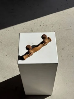 Petite patère à deux accroches en pin boutons ronds plats H8