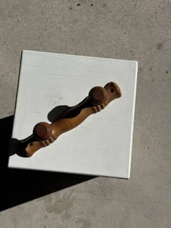 Petite patère à deux accroches en pin boutons ronds plats H8