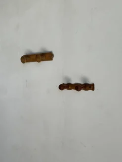 Petite patère à deux accroches en pin boutons ronds plats H8