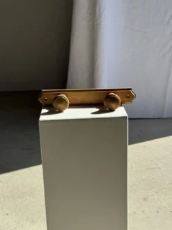 Petite patère à deux accroches en pin bouton ronds H5