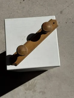Petite patère à deux accroches en pin bouton ronds H5