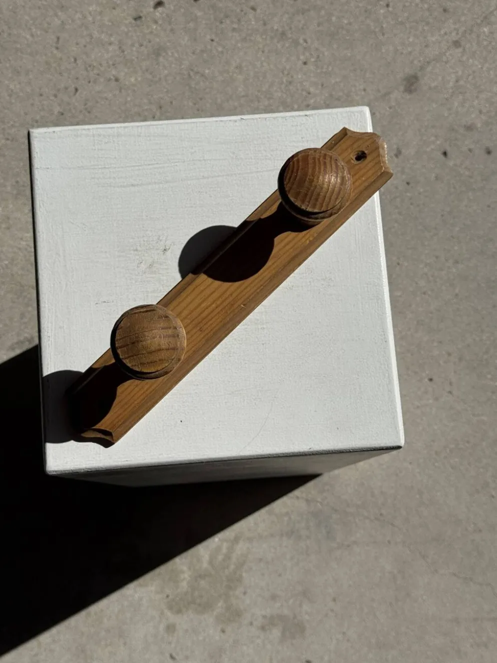 Petite patère à deux accroches en pin bouton ronds H5