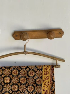 Petite patère à deux accroches en pin bouton ronds H5
