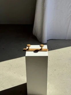 Petite patère à deux accroches en pin bouton ronds H5