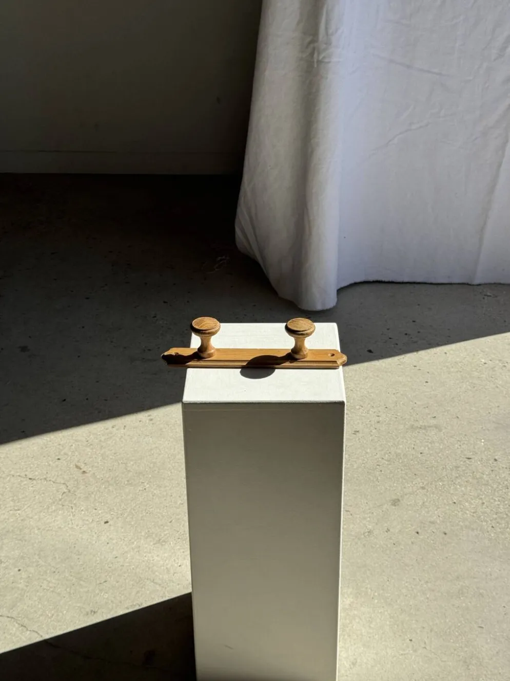 Petite patère à deux accroches en pin bouton ronds H5