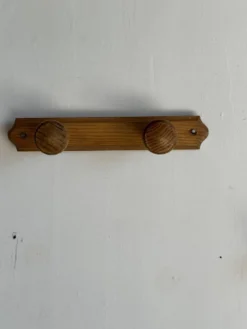 Petite patère à deux accroches en pin bouton ronds H5