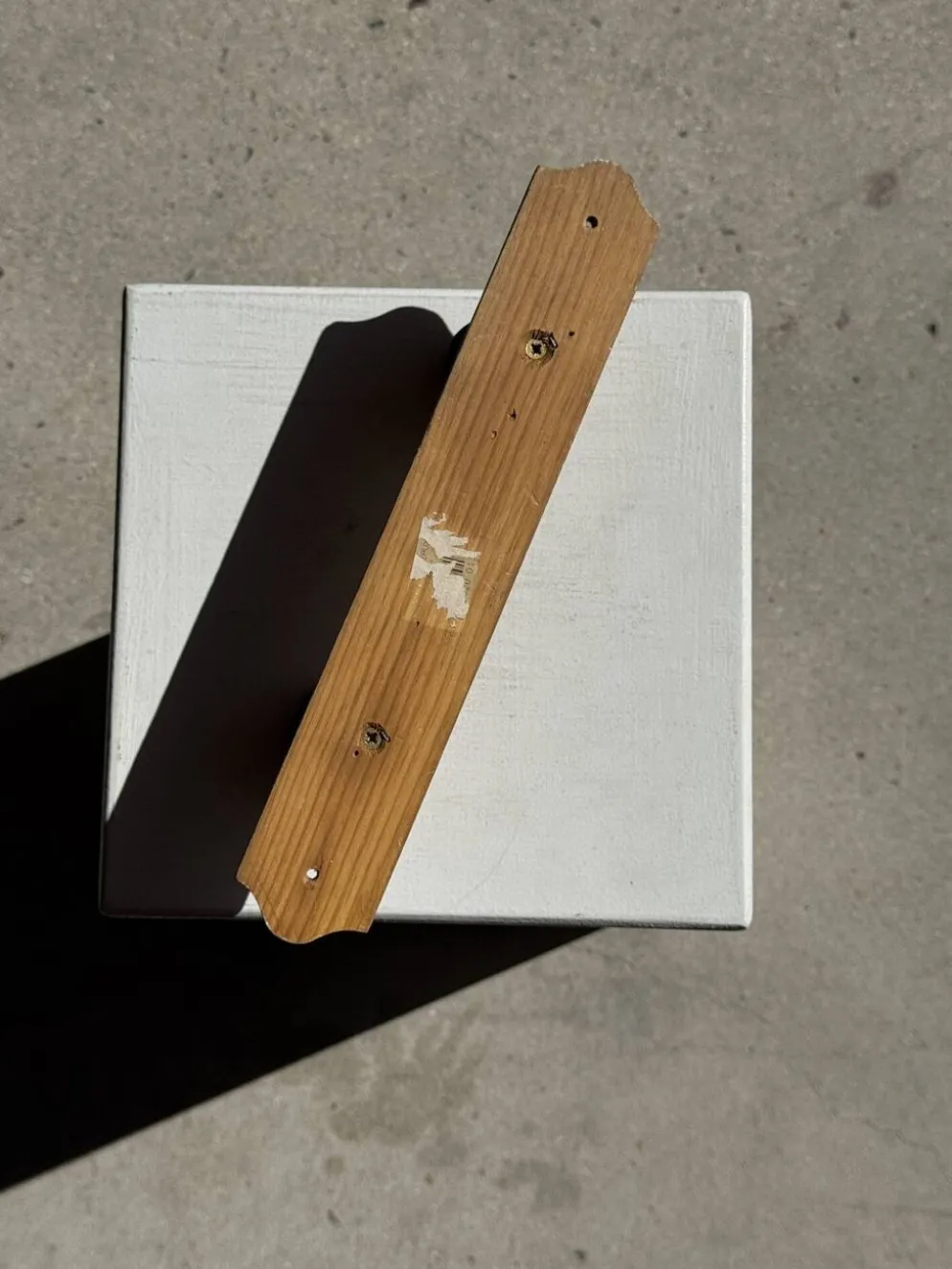 Petite patère à deux accroches en pin bouton ronds H5