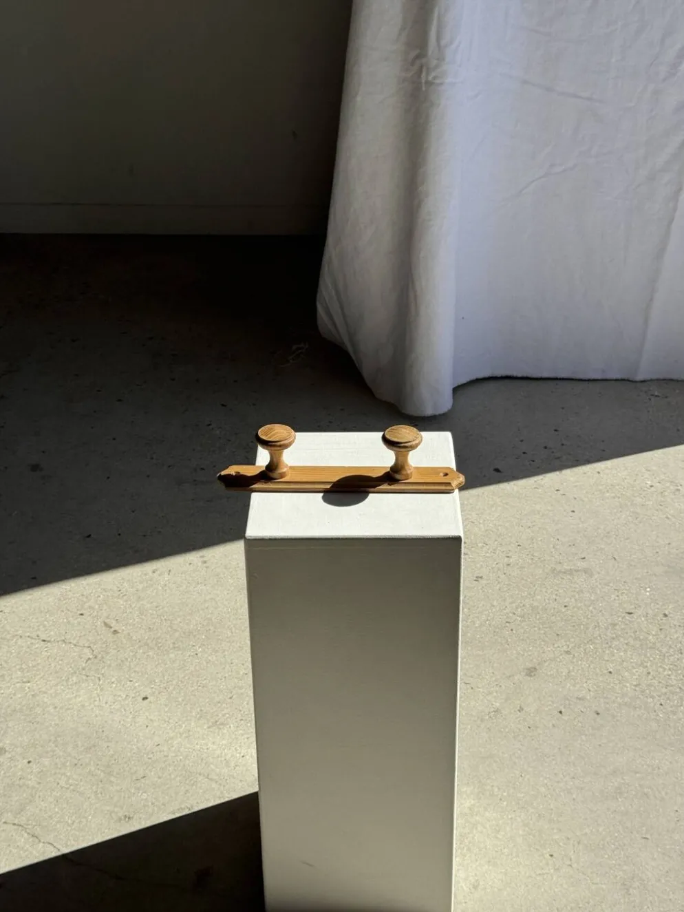 Petite patère à deux accroches en pin bouton ronds H5