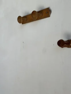 Petite patère à deux accroches en pin bouton ronds H5