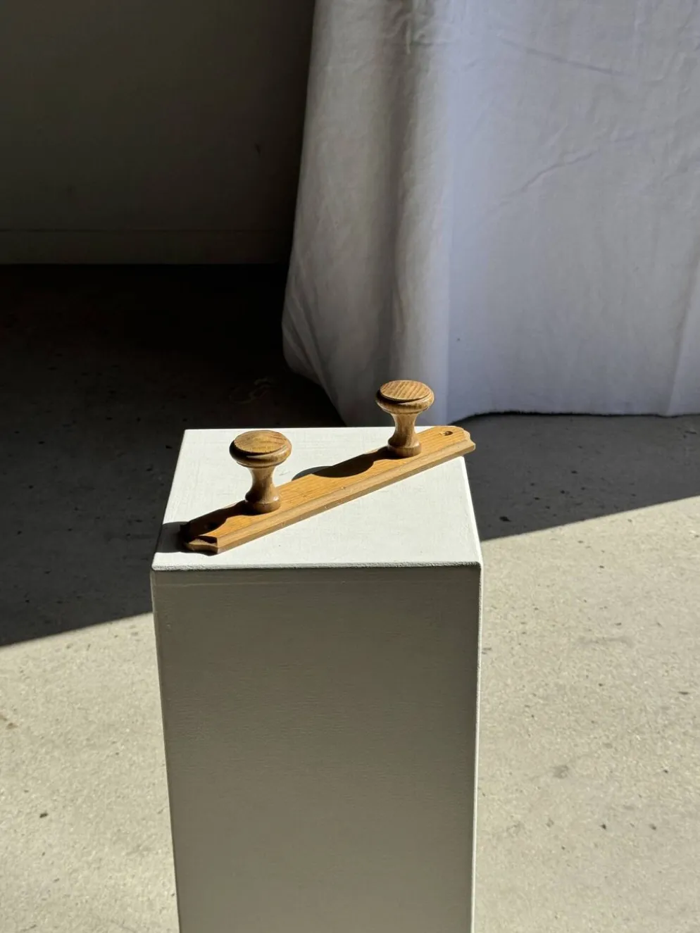 Petite patère à deux accroches en pin bouton ronds H5