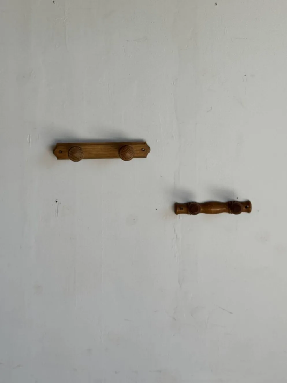 Petite patère à deux accroches en pin bouton ronds H5