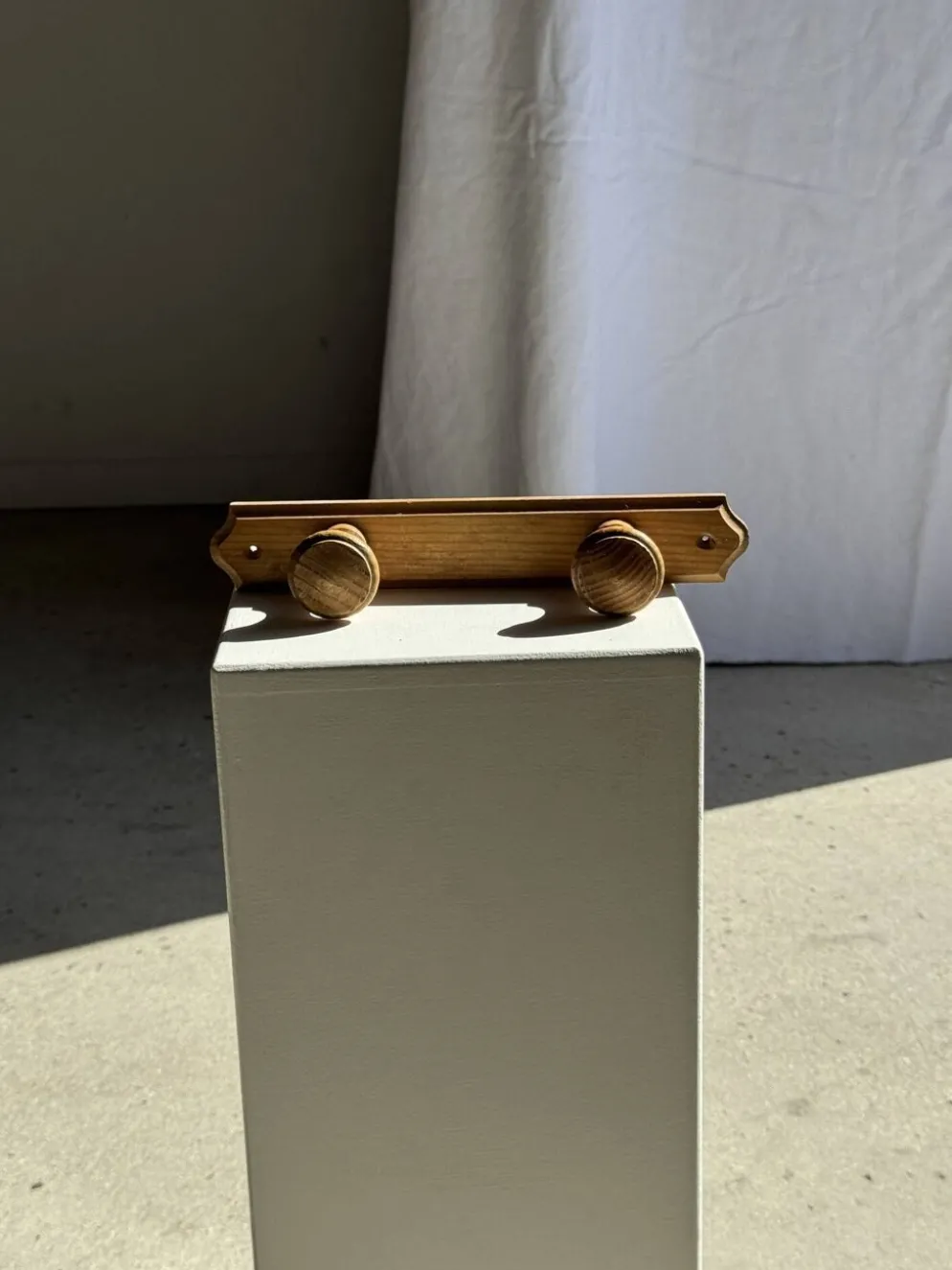 Petite patère à deux accroches en pin bouton ronds H5
