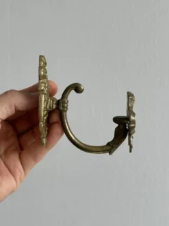 Petite patère en métal doré motif nœud