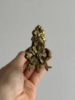 Petite patère en métal doré motif nœud