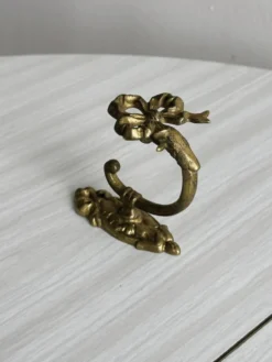 Petite patère en métal doré motif nœud