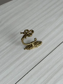 Petite patère en métal doré motif nœud