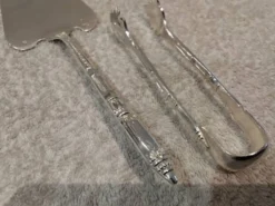 Petite pelle a tarte pince a sucre metal argente orfevre Ercuis russe