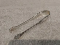 Petite pince à sucre métal argenté orfèvre Christofle Marly 11,3cm