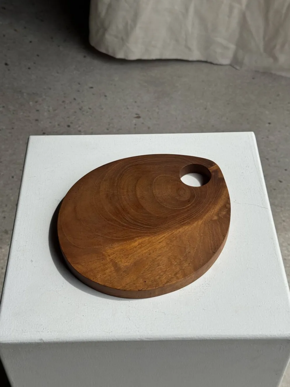 Petite planche à découper en teck monoxyle circulaire à anse 22 x 13