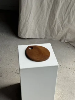 Petite planche à découper en teck monoxyle circulaire à anse 22 x 13