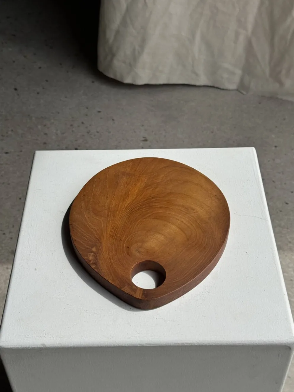 Petite planche à découper en teck monoxyle circulaire à anse 22 x 13