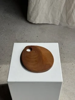 Petite planche à découper en teck monoxyle circulaire à anse 22 x 13