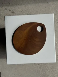 Petite planche à découper en teck monoxyle circulaire à anse 22 x 13