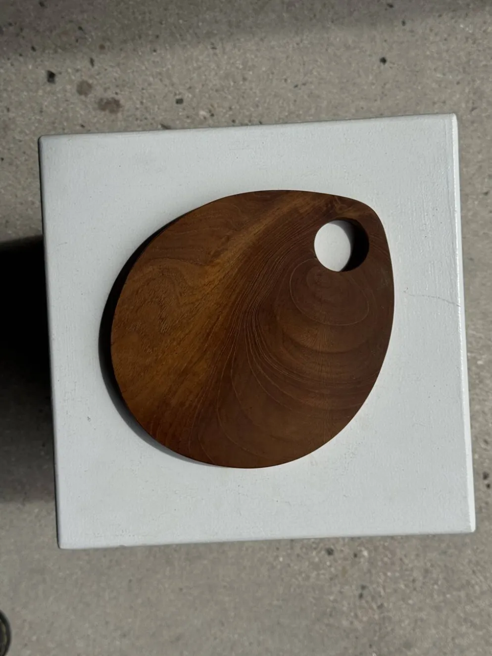 Petite planche à découper en teck monoxyle circulaire à anse 22 x 13