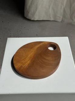 Petite planche à découper en teck monoxyle circulaire à anse 22 x 13