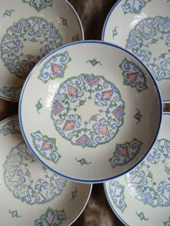 7 petites assiettes creuses Salins France